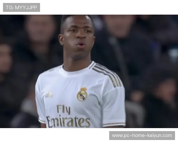 皇马后场组织反击迅速,维尼修斯劲射被挡 皇马后场组织反击迅速,维尼修斯劲射被挡