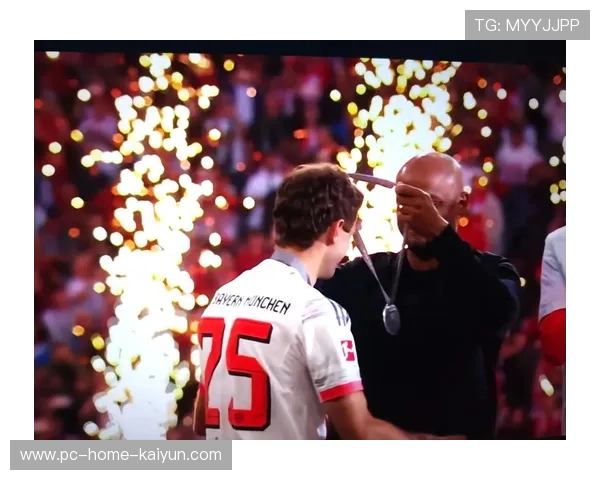 拜仁连续传导打开防线，穆勒前点推射见效