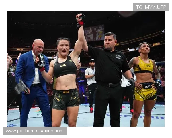 UFC张伟丽连环组合拳KO对手,展现王者风范