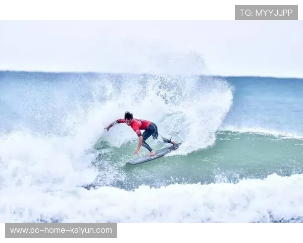 冲浪少年在大浪中滑倒仍能站回板上