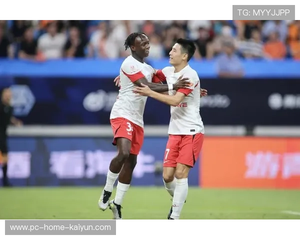 前锋背身停球转身抽射上角夺走胜利荣光成为赛后热议焦点